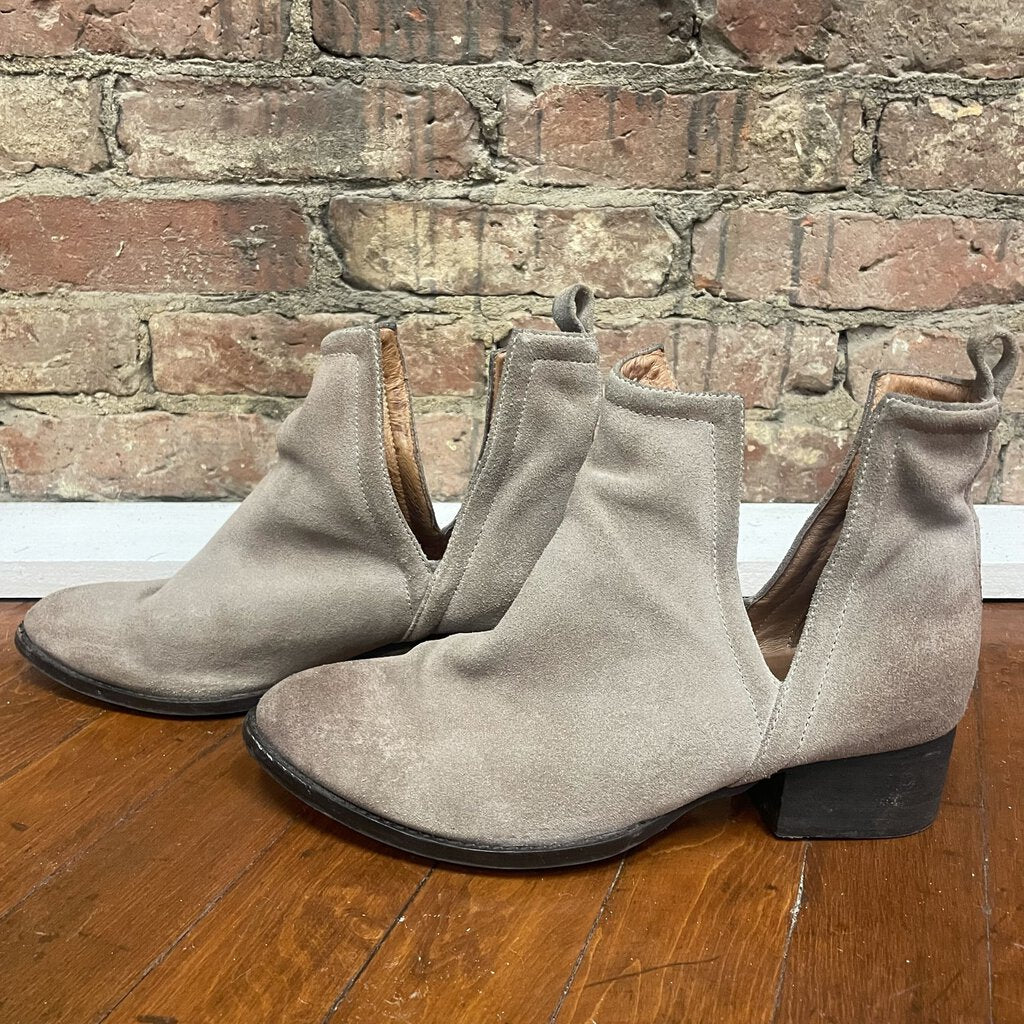 Jeffrey Campbell Ibiza ORiley Cutout Ankle Booties Size 8 Chic Boutique Consignments